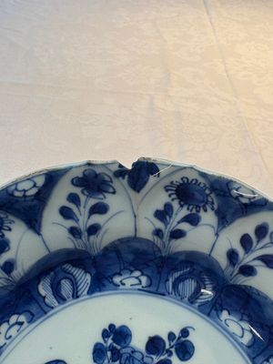Seven Chinese blue and white plates with floral design, Kangxi — photo 18
