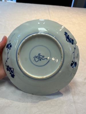 Seven Chinese blue and white plates with floral design, Kangxi — photo 20