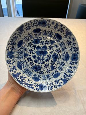 Seven Chinese blue and white plates with floral design, Kangxi — foto 22
