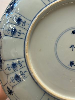 Seven Chinese blue and white plates with floral design, Kangxi — foto 5