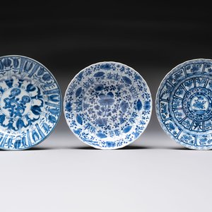 Seven Chinese blue and white plates with floral design, Kangxi — foto 2
