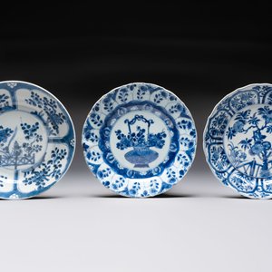 Seven Chinese blue and white plates with floral design, Kangxi — foto 4