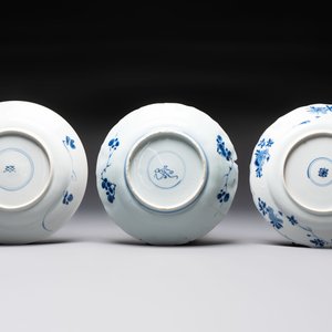 Seven Chinese blue and white plates with floral design, Kangxi — foto 5