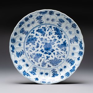 Seven Chinese blue and white plates with floral design, Kangxi — foto 6