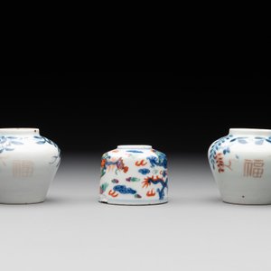 Seven Chinese blue, white and doucai vases, Wanli/Yongzheng/Qianlong mark, 19th C. — photo 11