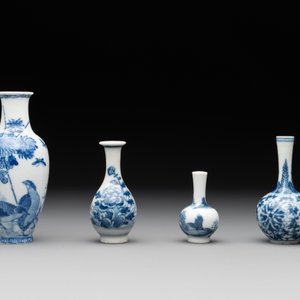 Seven Chinese blue, white and doucai vases, Wanli/Yongzheng/Qianlong mark, 19th C. — photo 2