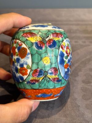 Seven Chinese blue, white and famille rose cups, six saucers and two English-decorated jarlets, Kangxi/Yongzheng — photo 11
