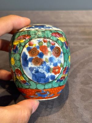 Seven Chinese blue, white and famille rose cups, six saucers and two English-decorated jarlets, Kangxi/Yongzheng — photo 12