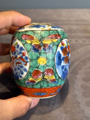 Seven Chinese blue, white and famille rose cups, six saucers and two English-decorated jarlets, Kangxi/Yongzheng — photo 13