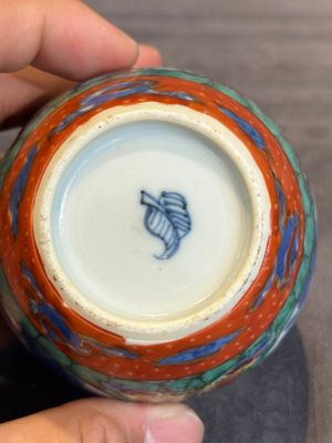 Seven Chinese blue, white and famille rose cups, six saucers and two English-decorated jarlets, Kangxi/Yongzheng — photo 15