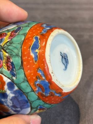 Seven Chinese blue, white and famille rose cups, six saucers and two English-decorated jarlets, Kangxi/Yongzheng — photo 16