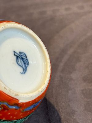Seven Chinese blue, white and famille rose cups, six saucers and two English-decorated jarlets, Kangxi/Yongzheng — photo 17