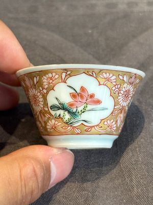 Seven Chinese blue, white and famille rose cups, six saucers and two English-decorated jarlets, Kangxi/Yongzheng — photo 18