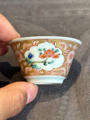 Seven Chinese blue, white and famille rose cups, six saucers and two English-decorated jarlets, Kangxi/Yongzheng — photo 20