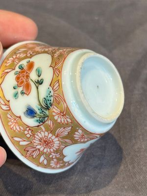 Seven Chinese blue, white and famille rose cups, six saucers and two English-decorated jarlets, Kangxi/Yongzheng — photo 23