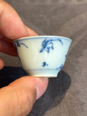 Seven Chinese blue, white and famille rose cups, six saucers and two English-decorated jarlets, Kangxi/Yongzheng — photo 35