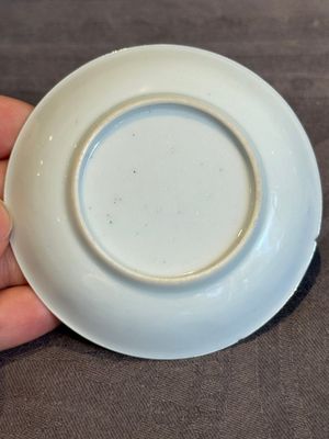 Seven Chinese blue, white and famille rose cups, six saucers and two English-decorated jarlets, Kangxi/Yongzheng — photo 58