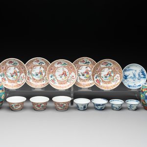 Seven Chinese blue, white and famille rose cups, six saucers and two English-decorated jarlets, Kangxi/Yongzheng — photo 1