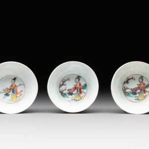 Seven Chinese blue, white and famille rose cups, six saucers and two English-decorated jarlets, Kangxi/Yongzheng — photo 11