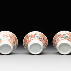 Seven Chinese blue, white and famille rose cups, six saucers and two English-decorated jarlets, Kangxi/Yongzheng — photo 12