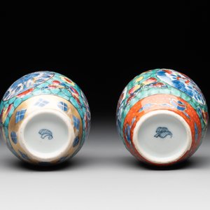 Seven Chinese blue, white and famille rose cups, six saucers and two English-decorated jarlets, Kangxi/Yongzheng — photo 6