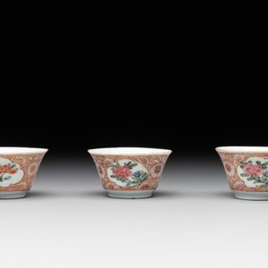 Seven Chinese blue, white and famille rose cups, six saucers and two English-decorated jarlets, Kangxi/Yongzheng — photo 7