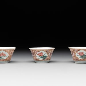 Seven Chinese blue, white and famille rose cups, six saucers and two English-decorated jarlets, Kangxi/Yongzheng — photo 8