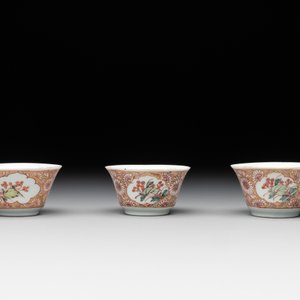 Seven Chinese blue, white and famille rose cups, six saucers and two English-decorated jarlets, Kangxi/Yongzheng — photo 9