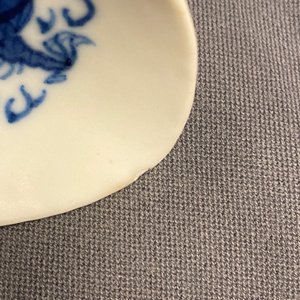 Seven Chinese famille rose and blue and white 'dragon' spoons and a saucer, 19/20th C. — photo 11
