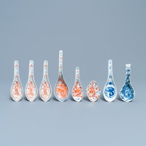 Seven Chinese famille rose and blue and white 'dragon' spoons and a saucer, 19/20th C. — photo 2