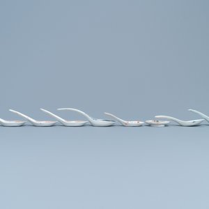 Seven Chinese famille rose and blue and white 'dragon' spoons and a saucer, 19/20th C. — photo 5