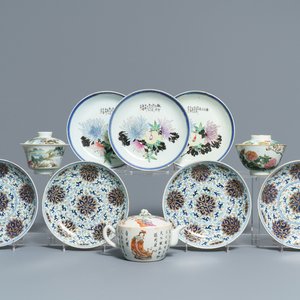 Seven Chinese famille rose and doucai plates, two covered bowls and a 'Wu Shuang Pu' teapot, 19/20th C. — 照片 1