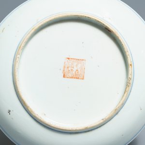 Seven Chinese famille rose and doucai plates, two covered bowls and a 'Wu Shuang Pu' teapot, 19/20th C. — 照片 4
