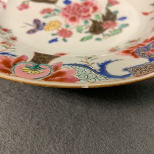 Seven Chinese famille rose and iron red plates, Yongzheng/Qianlong — photo 18