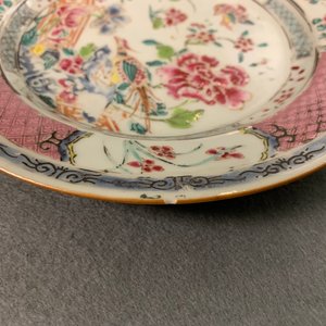 Seven Chinese famille rose and iron red plates, Yongzheng/Qianlong — photo 22