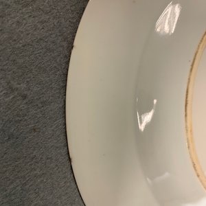 Seven Chinese famille rose and iron red plates, Yongzheng/Qianlong — photo 9