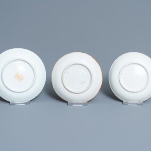 Seven Chinese famille rose and other cups and saucers, Kangxi and later — photo 5