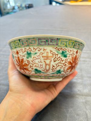 Seven Chinese famille rose bowls with floral design, various marks, 19/20th C. — 照片 19