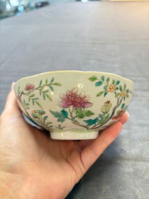 Seven Chinese famille rose bowls with floral design, various marks, 19/20th C. — 照片 31