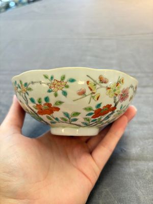 Seven Chinese famille rose bowls with floral design, various marks, 19/20th C. — 照片 32