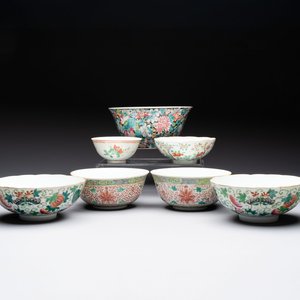 Seven Chinese famille rose bowls with floral design, various marks, 19/20th C. — 照片 1