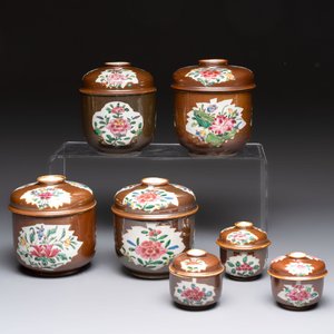 Seven Chinese famille rose capucin-brown-ground covered bowls, Qianlong — photo 1