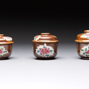 Seven Chinese famille rose capucin-brown-ground covered bowls, Qianlong — photo 11