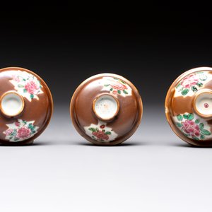 Seven Chinese famille rose capucin-brown-ground covered bowls, Qianlong — photo 14