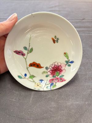 Seven Chinese famille rose cups and eleven saucers with floral design, Qianlong — 照片 13
