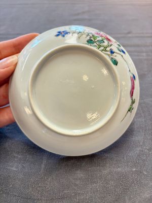 Seven Chinese famille rose cups and eleven saucers with floral design, Qianlong — 照片 14