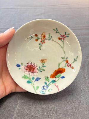 Seven Chinese famille rose cups and eleven saucers with floral design, Qianlong — 照片 17