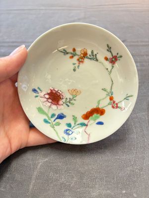 Seven Chinese famille rose cups and eleven saucers with floral design, Qianlong — 照片 19
