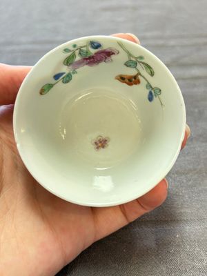 Seven Chinese famille rose cups and eleven saucers with floral design, Qianlong — 照片 27