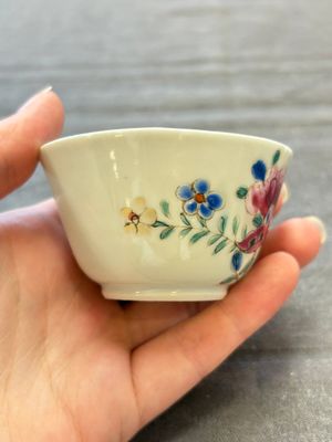 Seven Chinese famille rose cups and eleven saucers with floral design, Qianlong — 照片 29